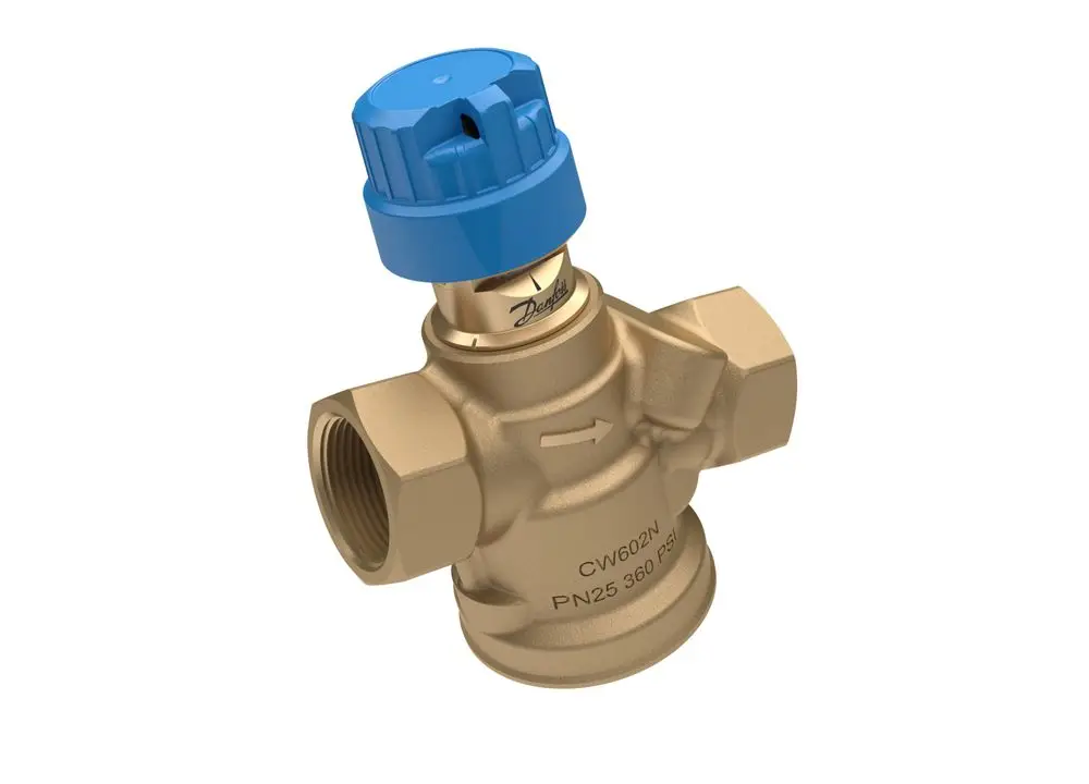 Regelventil von Danfoss mit blauem Handrad und mehreren Anschlussmöglichkeiten. Hauptkörper aus Messing, geeignet für Wasserregulierung in Heizungsanwendungen.